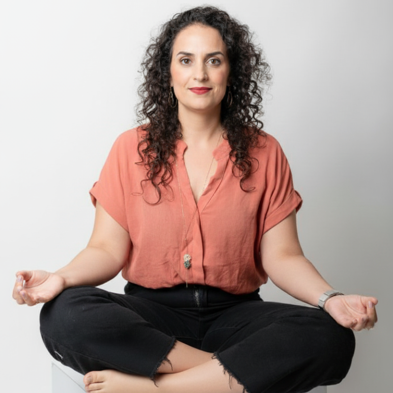 ישיבת מדיטציה, שני יושבת על קופסא, רגלים מסוכלות וידיים על הרגלים